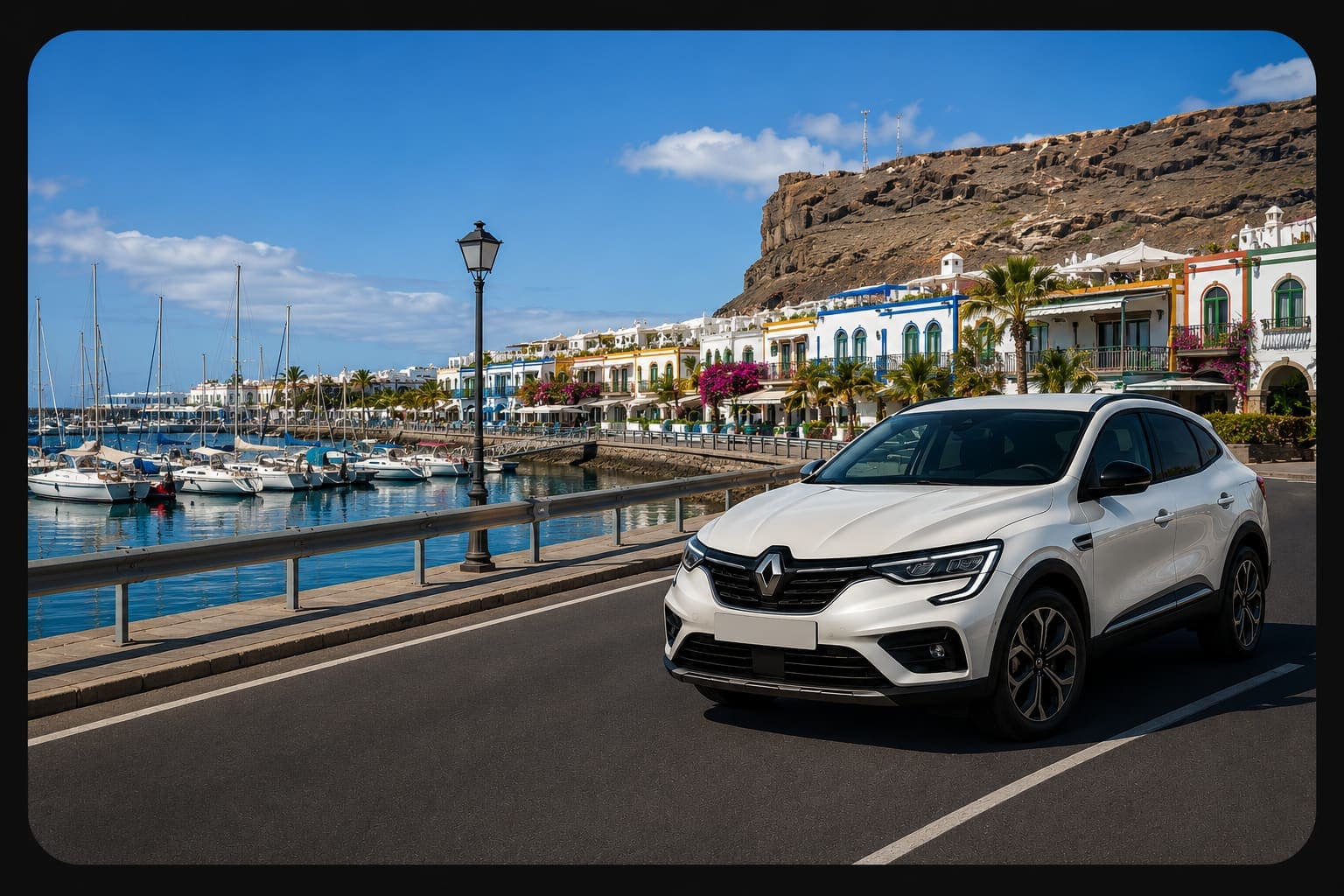 Raquel Taxi · Renault Arkana blanco en Puerto de Mogán, Gran Canaria. Servicio premium de traslado al Aeropuerto LPA desde Las Palmas.