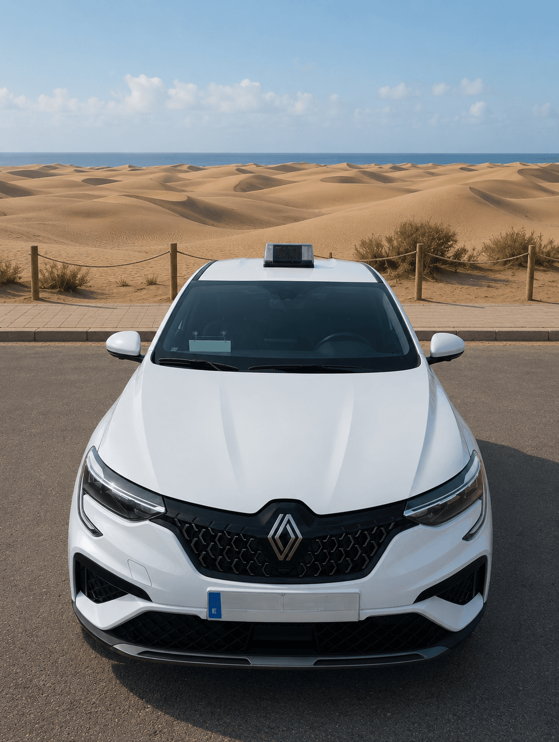 Taxi oficial Renault Arkana LM-564 de Raquel frente a las dunas de Maspalomas, Gran Canaria