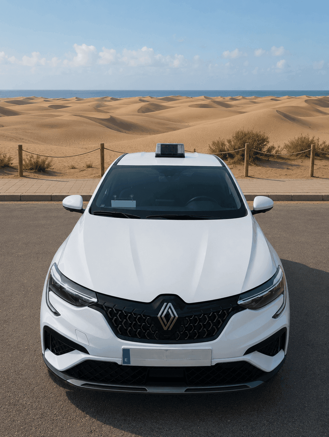 Taxi Renault Arkana de Raquel, licencia LM-564, en las dunas de Maspalomas, Gran Canaria