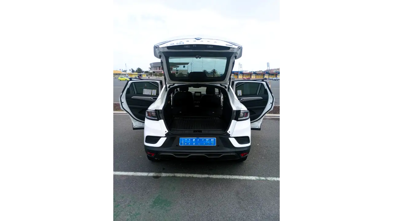 Maletero amplio Renault Arkana para equipaje — taxi traslado aeropuerto Gran Canaria