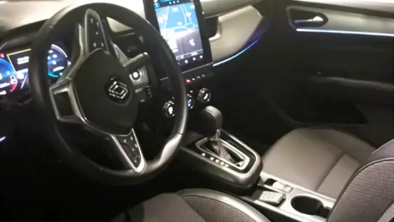 Interior moderno Renault Arkana — pantalla navegación taxi Gran Canaria